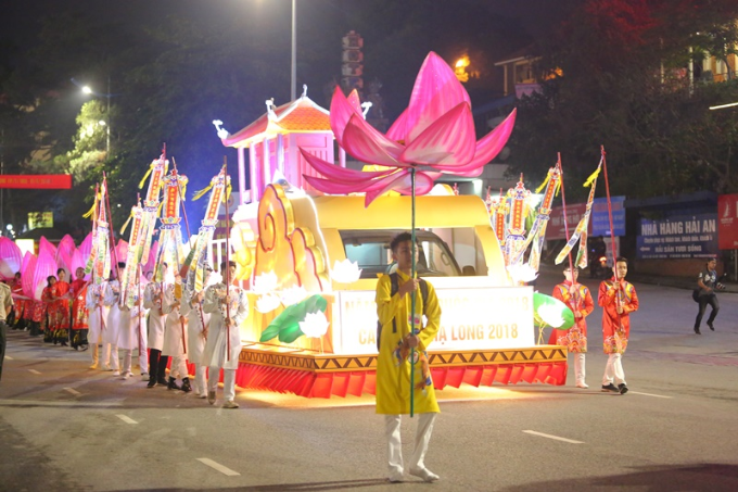 12 xe hoa diễu hành tại Carnaval Hạ Long