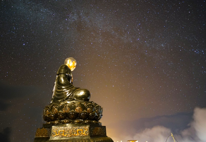 Từ Bích Vân Thiền Tự, du khách có thể đi tàu hỏa leo núi để lên thẳng quần thể Kim Sơn Bảo Thắng Tự gần đỉnh cao nhất, hoặc thong thả leo bộ qua sắp 100 bậc thang đá để lên tới Đại tượng Phật A Di Đà. Đây là bức tượng Phật bằng đồng cao nhất Việt Nam tính đến thời điểm này.