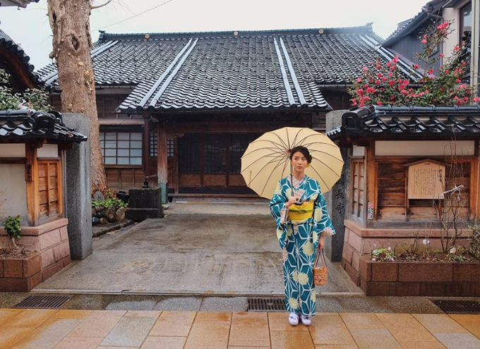 Đến ngày thứ 4 thì thời tiết không được đẹp như 2 hôm trước đó, nhưng hem sao vì hôm nay trong lịch trình của mình là đến khu phố cổ Hihashichaya ( Kanazawa ) và được mặc KIMONO Thực ra thì đây đã là lần thứ 2 Shyn được mặc rồi nhưng là lần đầu tiên mặc dưới trời mưa và lạnh như thế này Nhưng dù sao thì nó cũng giúp khung cảnh tự nhiên trông lại nên thơ hơn bởi cái cảm giác mặc kimono đi lại trong phố cổ tay cầm cái ô tung tăng trong tiết trời mưa nhẹ mặt diễn như phim mà chẳng ai thèm nhìn .. hix Ngoài những địa điểm nổi tiếng mà mọi người hay thuê Kimono mặc để chụp ảnh ( như kiểu Kyoto ) thì khu phố này cũng là một địa điểm mới mà mình muốn recommend nhé :))) đẹp từng ngóc ngách nhỏ luôn đó