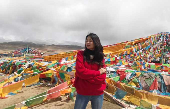 Đón đoàn ở căn hộ ga Lhasa là anh Kunchok, hướng dẫn viên sẽ đi theo trong suốt 10 ngày. Anh và bác Padro tài xế đều là người Tạng. Đây cũng là điểm mà những người trong đoàn thích nhất của nhà tour này vì được hỏi những phong tục, tập quán, cách suy nghĩ của chính những người dân bản địa, đôi khi nó sẽ đối lập với các gì mà cô từng được đọc thấy.