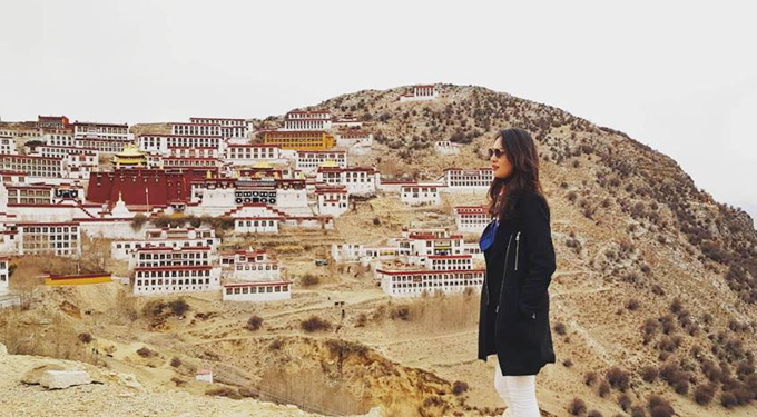 Cung điện Potala là kỳ quan tôn giáo, biểu tượng của Tây Tạng. Khởi nguồn từ một hang động trong lòng núi của Hồng Đồi, được bắt đầu xây dựng từ vị Tạng Vương hùng mạnh nhất trong lịch sử Tây Tạng Tùng Tán Cán Bố tại thế kỷ đồ vật 7, Potala sau ấy được Đạt Lai Lạt Ma trang bị 5 bắt đầu mở rộng vào thế kỷ 17. Đây cũng là vị trí trên cũng như đặt chính phủ của các đời Đạt Lai Lạt Ma tới năm 1959. Cột mốc 1959 được Kunchok nhắc đi đề cập lại trong mỗi địa danh, mỗi câu chuyện mà chúng tôi đến sau này như cột mốc thay đổi của lịch sử người dân Tạng.