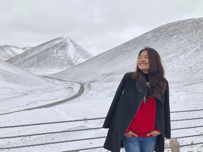 Cung đường tuyết xa sỉ mê hồn trong chuyến đi chinh phục Tây Tạng của hoa hậu Hương Giang. Từ Việt Nam, bạn có thể bay sang Thành Đô (Chengdu) sau đấy đi tàu đến Lhasa theo kinh nghiệm của chuyến đi này, sau đó đặt những landtour tại chỗ của đơn vị du lịch địa phương để chuyển động được thuận tiện.