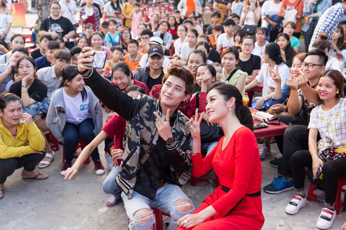 Hot boy Avin Lu và Á hậu Huyền My selfie cùng khán kém chất lượng trên sự kiện.