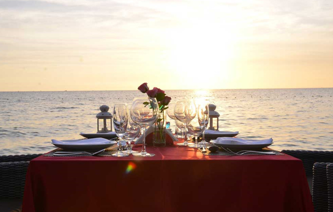 Nhà hàng còn là lựa sắm thú vị cho cặp đôi hay gia đình muốn có không gian riêng tư bên bàn ăn được set up tại bãi biển, ngắm hoàng hôn rất tuyệt.