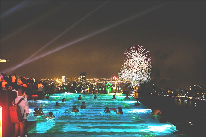 Hình ảnh bể bơi vô cực dát vàng về đêm. Tại đây, du khách có thể ngắm toàn cảnh thành phố Đà Nẵng cũng như chiêm ngưỡng pháo hoa.