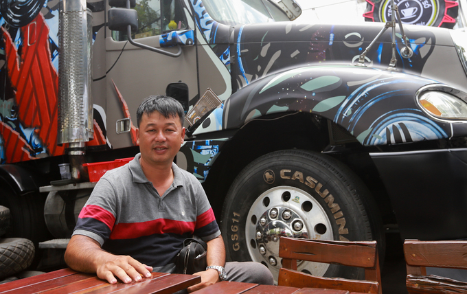 Quán cà phê xe đầu kéo container trên Sài Gòn