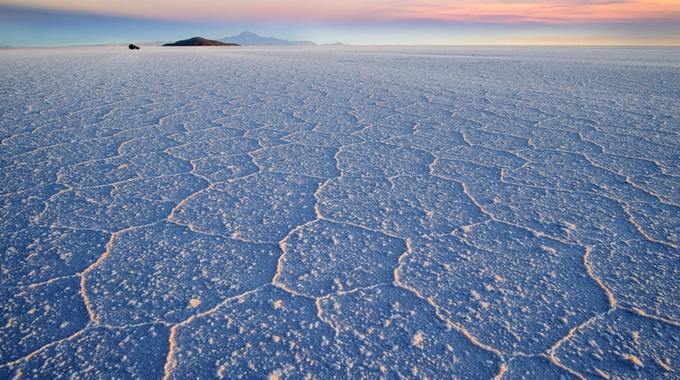 Salar de Uyuni - \`Mặt gương muối\` lớn nhất thế giới ở Bolivia