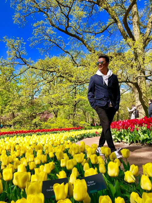 Nhiều sao Việt đã tranh thủ thời điểm vàng này để đến Hà Lan, ngắm những thảm hoa rực rỡ sắc màu trong tiết trời mùa hè. Cuối tháng 4, Mr. Đàm cũng vừa có chuyến đi Lạc vào vườn xuân tình ngất ngây với cả một trời bạt ngàn hoa tulip.