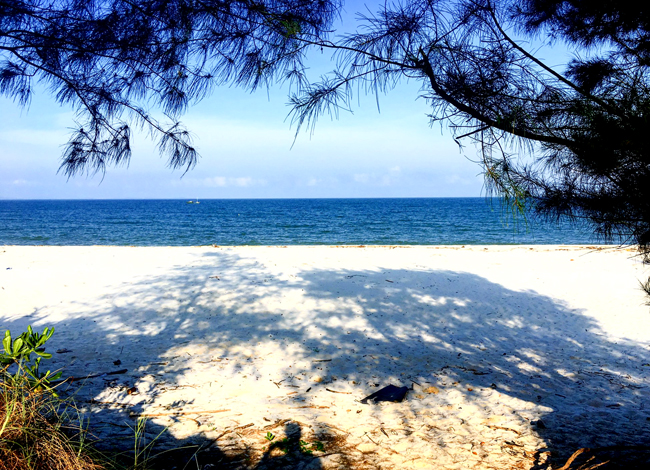 Tận hưởng biển xanh, cát trắng ngày hè trên đảo Quan Lạn