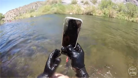 Nhặt iPhone dưới lòng sông